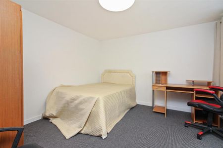4 bedroom semi-detached house to rent - Photo 5