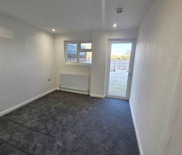 72 Hurtwood Road, Walton-on-Thames - 6 bedrooms Property for lettin... - Photo 4