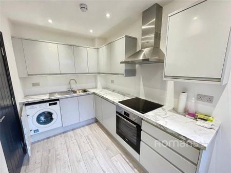 1 bedroom in a house share to rent - Photo 2