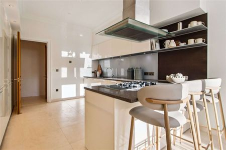 A Refined Third-Floor Residence Moments from Grosvenor Square. - Photo 4