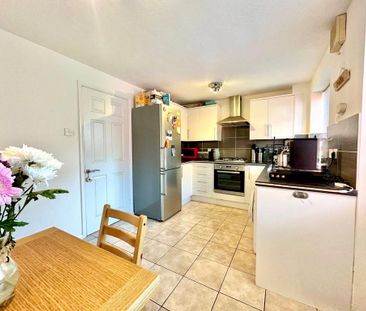 2 bedroom end of terrace house to rent - Photo 5