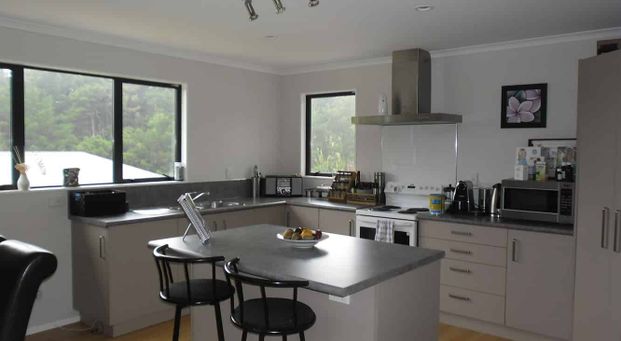 Modern home, two bathrooms & indoor/outdoor flow - Photo 1