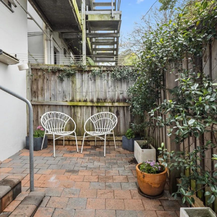 Spacious apartment in vibrant sought-after location - Photo 1