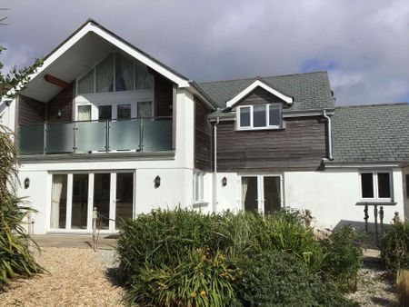 PLEASE EMAIL TO REGISTER YOUR INTEREST - A spacious 4 bedroom detached house with garage in a secluded development and off road parking located away from the ro - Photo 4