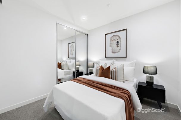SOPHISTICATED LIVING IN THE ICONIC ESTELLE! - Photo 1