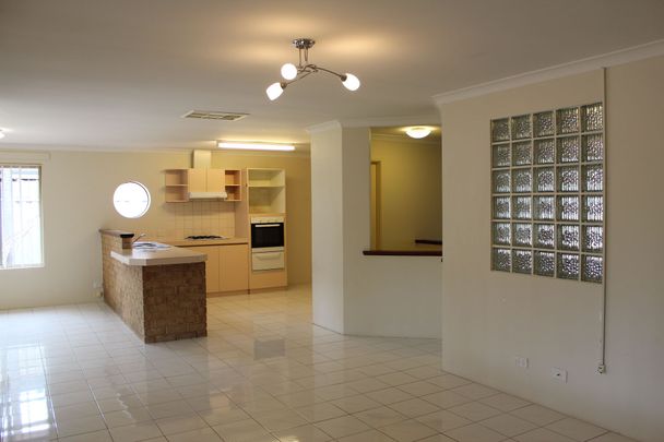 4 Strathcona Rise, Bibra Lake. - Photo 1