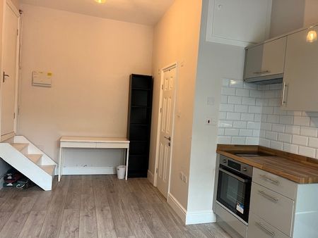 Room in a Shared House, Croham Road, CR2 - Photo 3