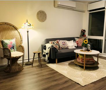 Spacious Top Floor 2 Bedrooms Apartment In Prime Location! - Photo 1