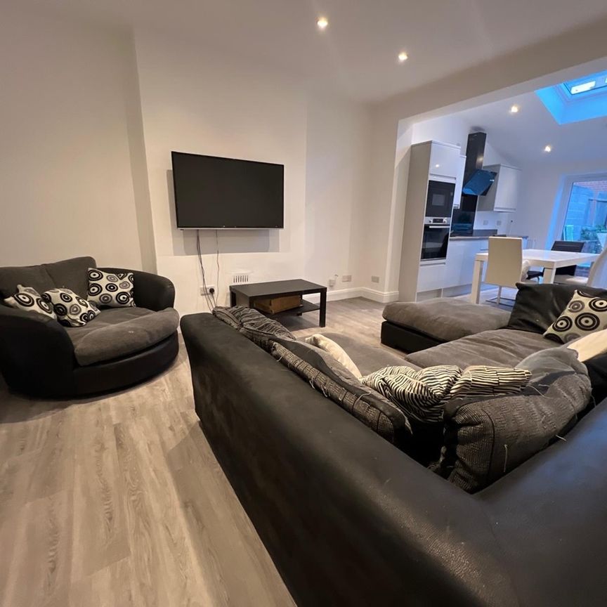 Room in a Shared House, Harrington Drive, NG7 - Photo 1