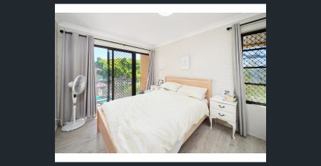 Renovated unit in a quiet convenient location - Photo 5