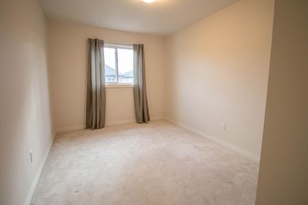 556 Julia Dr, Welland - 3 Bedroom Townhouse - Photo 3