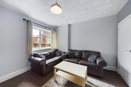 4 bedroom House To Let - Photo 3