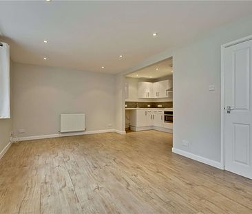 A fantastic four bedroom cottage in one of Farnham's prime locations. - Photo 2