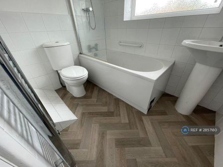 3 bedroom semi-detached house to rent - Photo 3