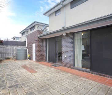 Furnished, spacious, light filled townhouse - Photo 6