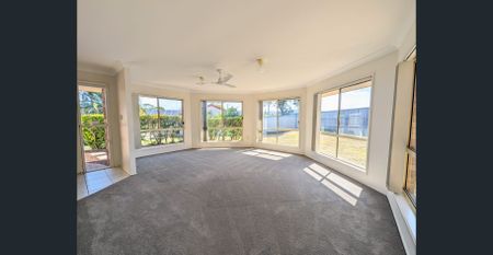 Spacious Family Home - 4 brms, master ensuite and WIR, separate carpeted lounge and tiled dining/family with AC, celling fans, dishwasher. Large yard - Photo 3