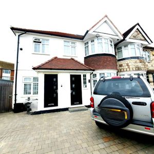 3 bedroom flat to rent - Photo 3