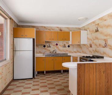 Sun-Drenched 3-Bedroom Family Home Ideal for Entertaining - Photo 4