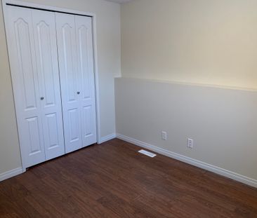 Amazing Find in Red Deer! 3 Bedrooms, 1 Bath!! - Photo 3