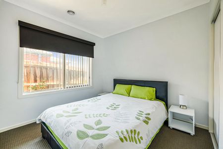 4 BEDROOM FAMILY HOME! - Photo 4