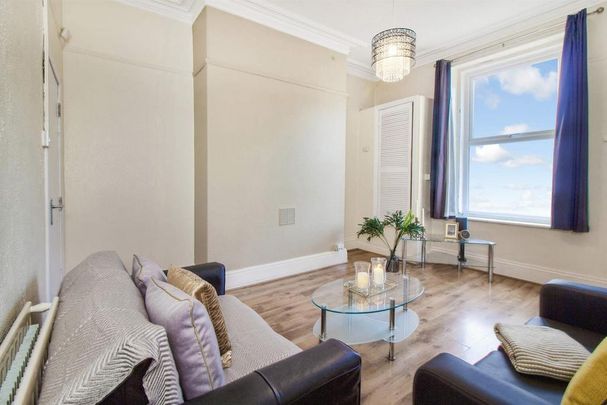 4 bedroom flat to rent - Photo 1