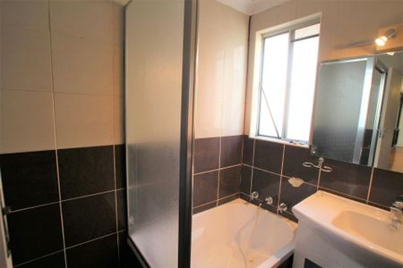 LOCATION !!! LOCATION !!! 4 BEDROOMS HOUSE IN QUIET STREET - SHORT TERM 6 MONTHS - Photo 2