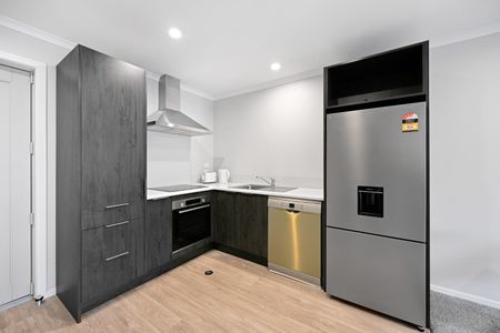 You will love the ease of living in this brand new studio apartment with a communal open-plan kitchen/ dining/ living area. - Photo 2