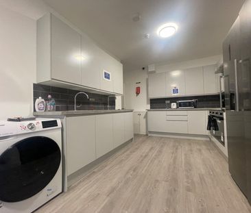 Room in a Shared House, Greyhound Hill, NW4 - Photo 3