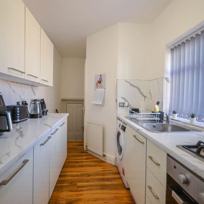 3 bedroom flat to rent - Photo 1