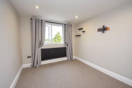 4 bedroom semi-detached bungalow to rent - Photo 3