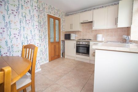 2 Bedroom Flat - Ground Floor - Photo 4