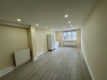 Studio Flat, Hanworth Road, TW3 - Photo 5