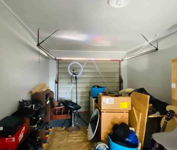 Beautiful brick & tile family home with garage - Photo 3