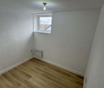 Newly Renovated Two-Bedroom Apartment In the Culcheth Village - Photo 2