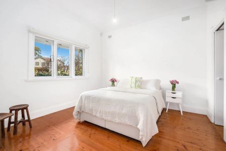 Beautifully renovated family haven with lush gardens - Photo 5