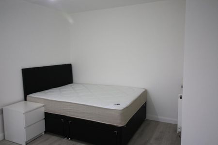 4 bedroom semi-detached house to rent - Photo 3