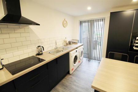 1 bedroom in a house share to rent - Photo 2