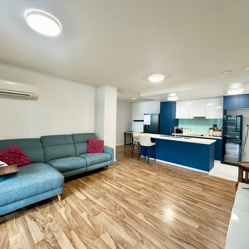 Newly renovated spacious 2 BED 2 BATH 2 CAR PARKS One Storage APARTMENT Will not last long - Photo 1