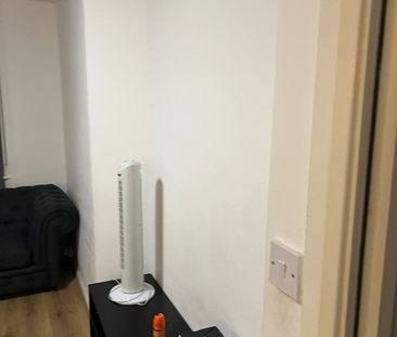 Room in a Shared House, Purley Way, CR0 - Photo 1