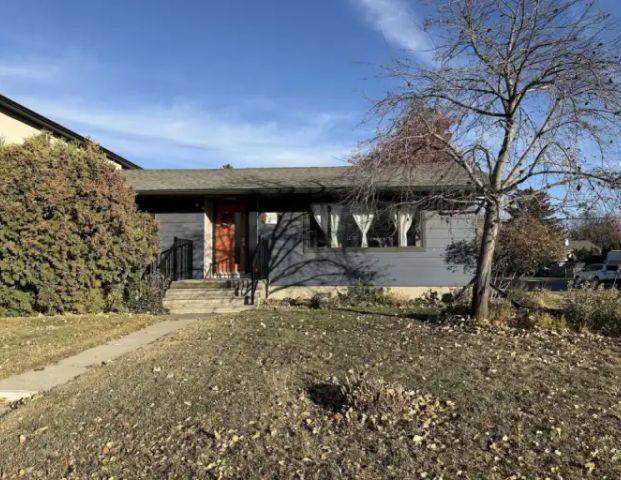 Cozy Bungalow near downtown/Confederation Park/transit | Calgary - Photo 1