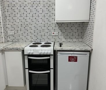 Studio Flat, Wheatsheaf Close, E14 - Photo 2