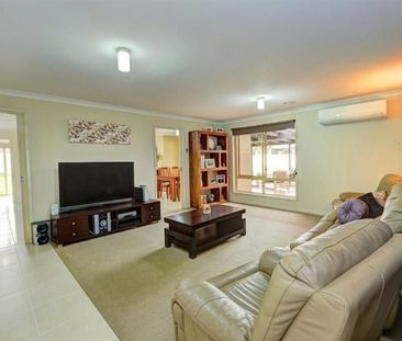 SPACIOUS THREE BEDROOM HOME WITH DECK FOR ENTERTAINING - Photo 4