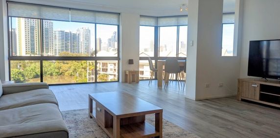 Central Surfers Paradise 100 m2 extra Large furnished 2 bedroom 2 bathroom apartment, - Photo 2