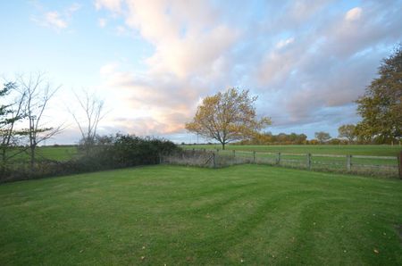 3 bedroom detached house to rent - Photo 3