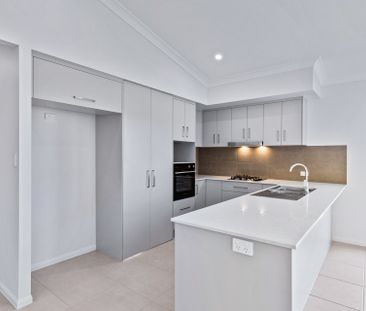 EXECUTIVE ENTERTAINER WITH SOLAR IN MUCH SOUGHT AFTER SMITHFIELD VI... - Photo 5