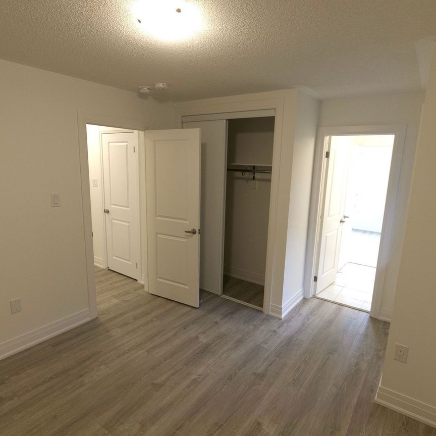 For Lease - 37 Shepherd Drive, Barrie, Ontario - Photo 1