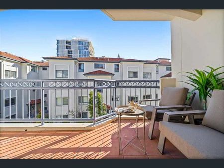 BEACHSIDE FURNISHED TOWNHOUSE APARTMENT - Photo 3