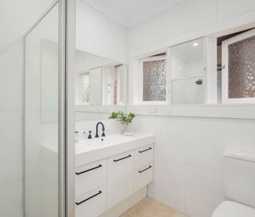 Stylish Top floor Art Deco apartment - Photo 2