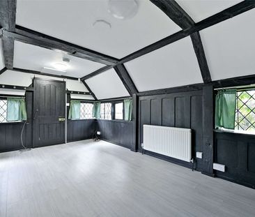 A detached four bedroom home, located in a highly sought after posi... - Photo 1