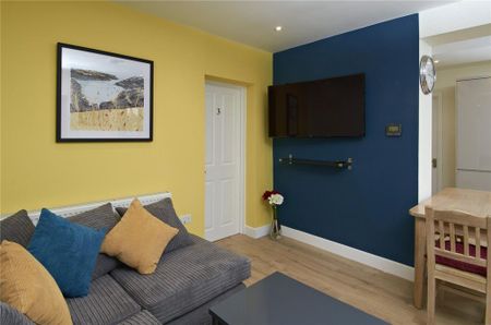 8 bedroom semi-detached house to rent - Photo 2